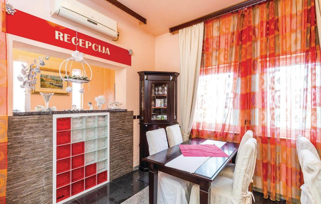 Bed & Breakfast Valentina Metajna Bagian luar foto